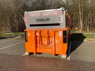 Papierpresscontainer auf dem Parkplatz Festplatz (Foto: INKB)