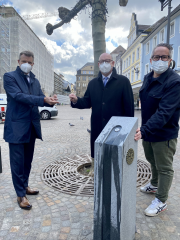 Für den Rotary Club Recklinghausen-Vest übergaben Dr. Hermann-Josef Korte und Markus Krems (r.) den Trinkwasserbrunnen auf dem Altstadtmarkt an Bürgermeister Christoph Tesche (l.). Foto: Stadt RE