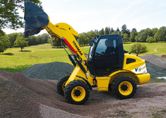 A powerful hydrostatic power unit in the V8 ensures excellent traction and loading forces.