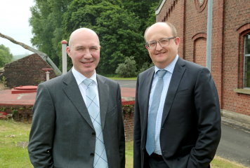 Motiv Vorstand zeigt Erik Höhne, Vorstandssprecher ENERVIE (rechts), und Uwe Träris, Vorstand der AVU.