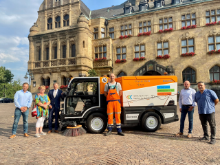 Vor dem schönsten Rathaus von NRW stellten KSR-Chef Roland Wrobel, Elke Kant (Vors. KSR-Betriebsausschuss), Bürgermeister Christoph Tesche, Dennis Köhler (Mitarbeiter KSR), Uwe Bergander (Leiter KSR-Fahrzeuglogistik) und Karsten Wasmus (KSR-Einsatzleiter 