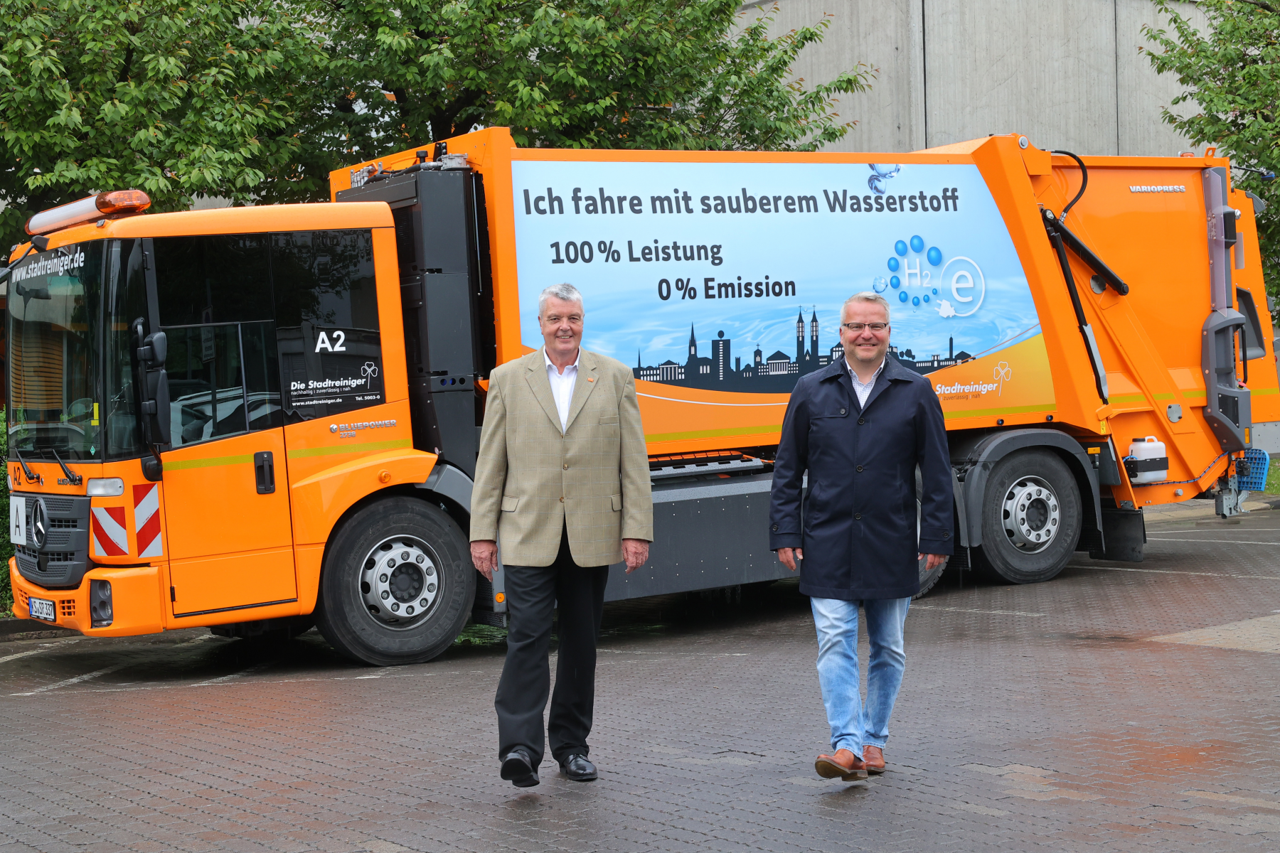 Die Stadtreiniger Kassel nehmen zwei wasserstoffbetriebene Abfallsammelfahrzeuge in Betrieb