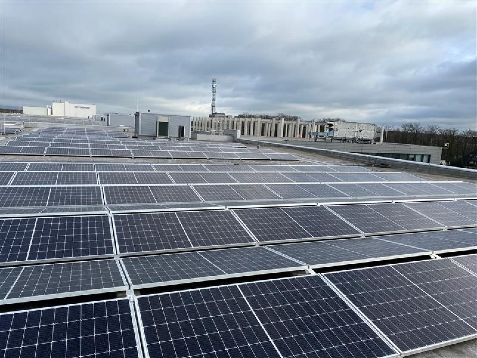 Ein weites Feld: Photovoltaik auf den Dächern von arvato