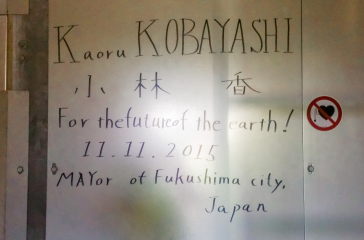Erinnerung für die Städtischen Werke: Fukushimas Bürgermeister Kaoru Kobayashi nahm die Anlage in Betrieb und hinterlässt den Betreibern eine hoffungsvolle Widmung. (Bild Manuela Nutz, Stadt Kassel)