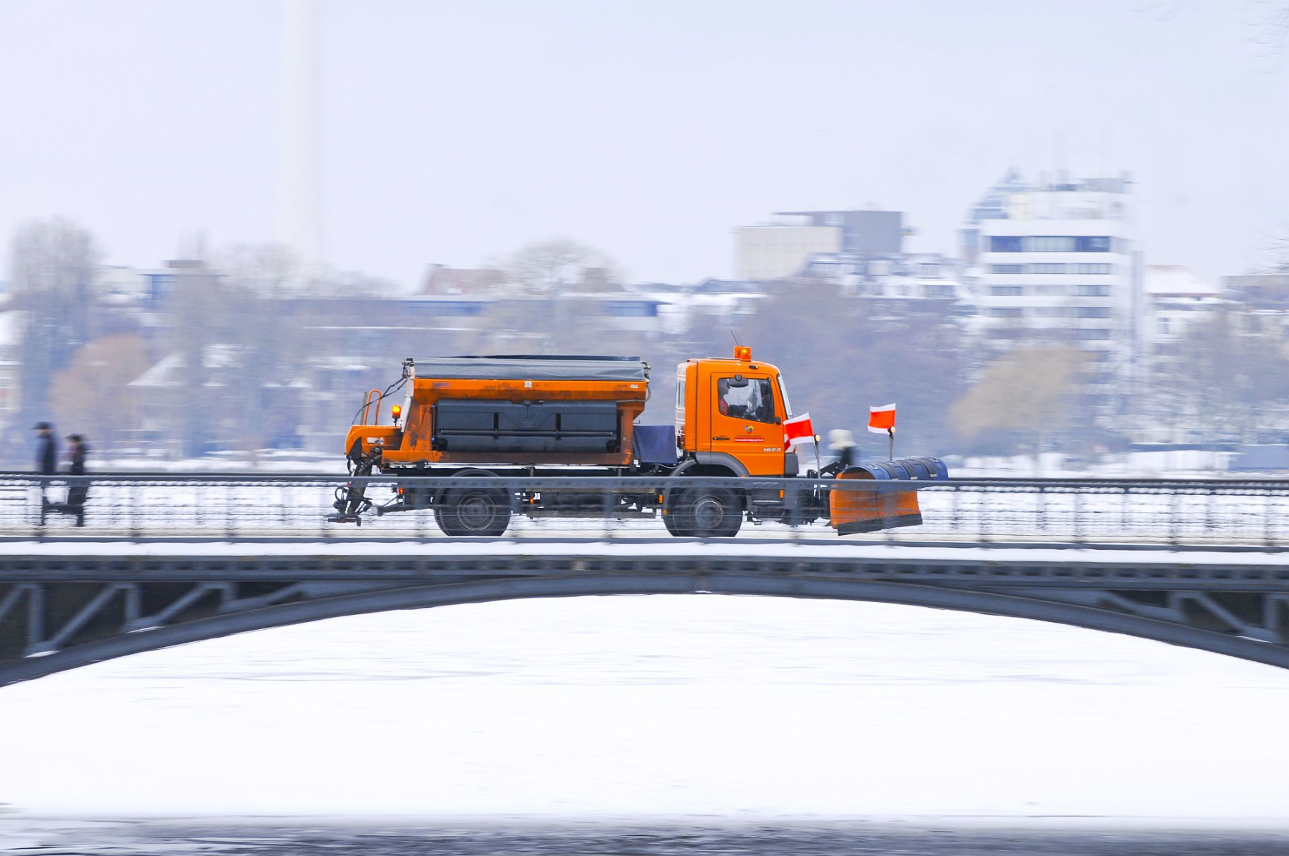 SRH sichert Fahrbahnen und Radwege