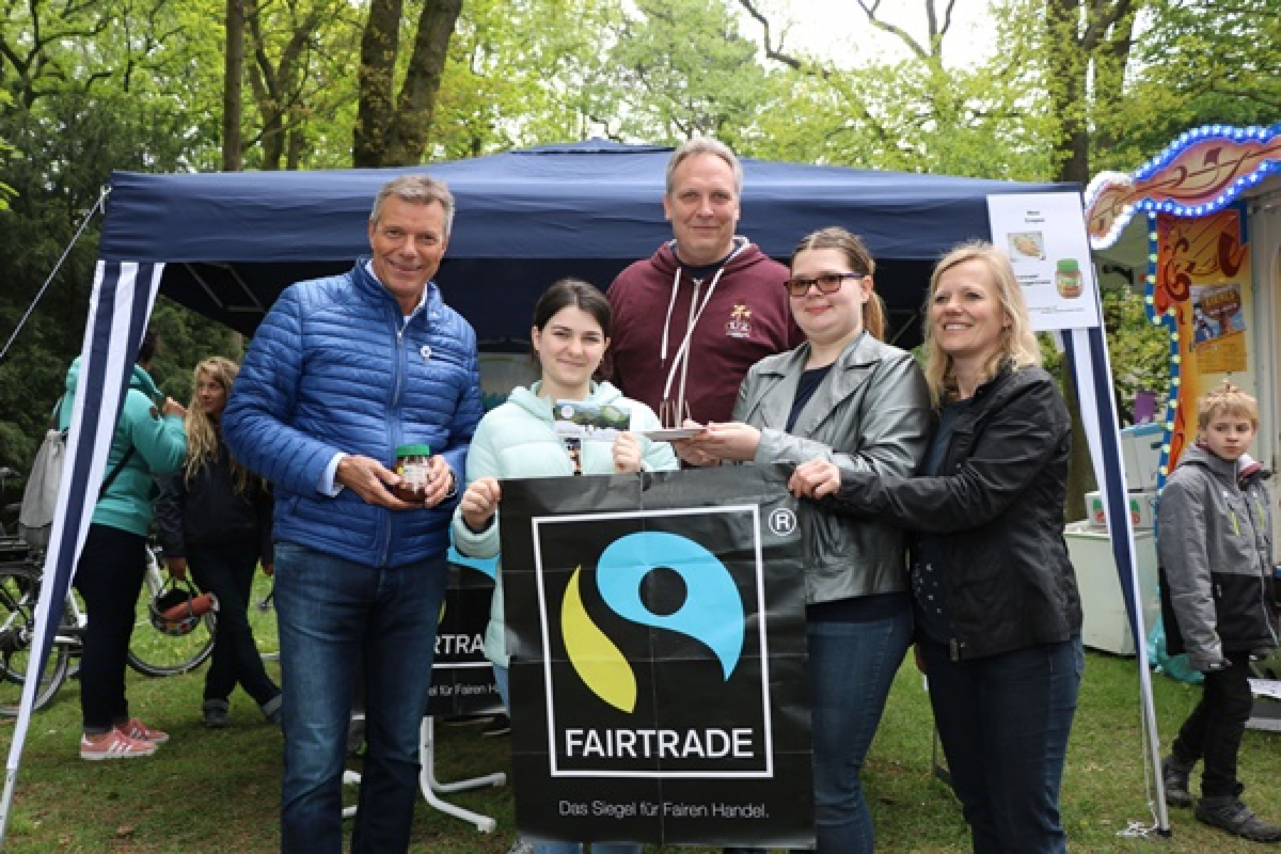 Bürgermeister Christoph Tesche besucht Fairtrade-Stand in Recklinghausen